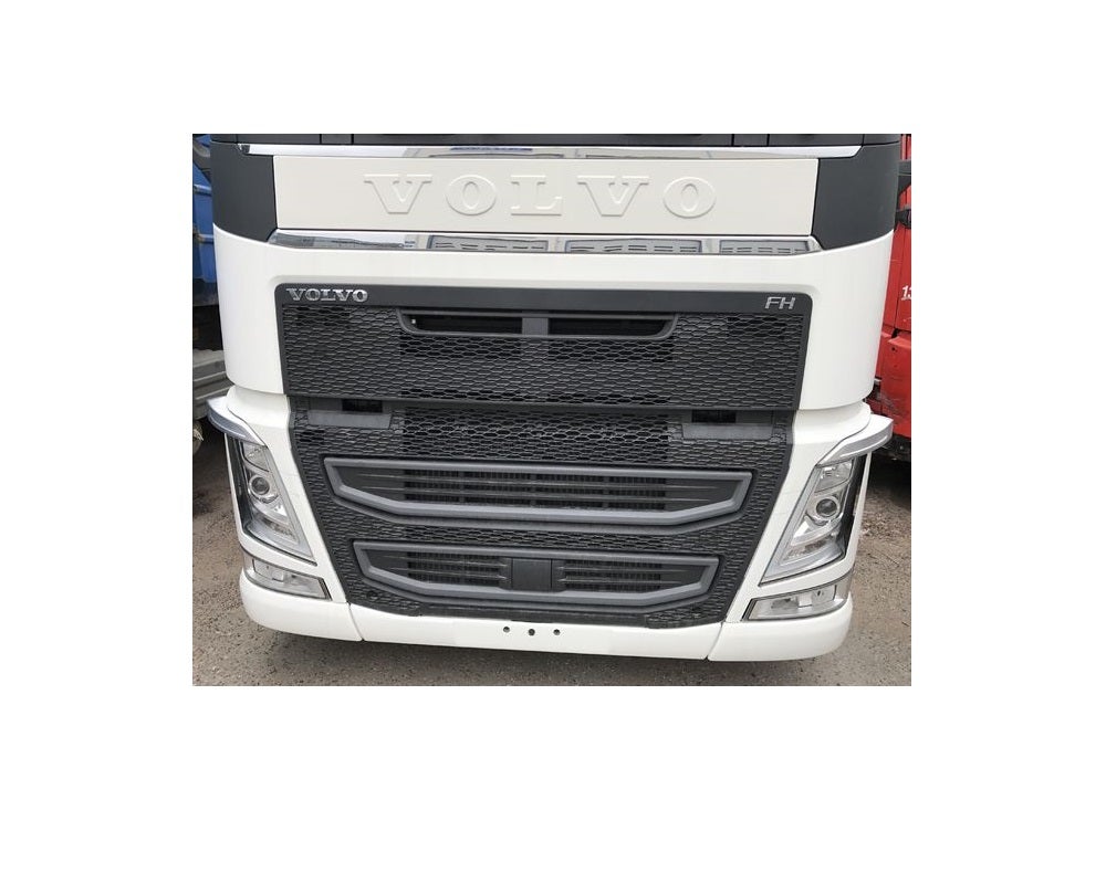 Frontplast/skilt med Volvo-logo foran på Volvo FH4